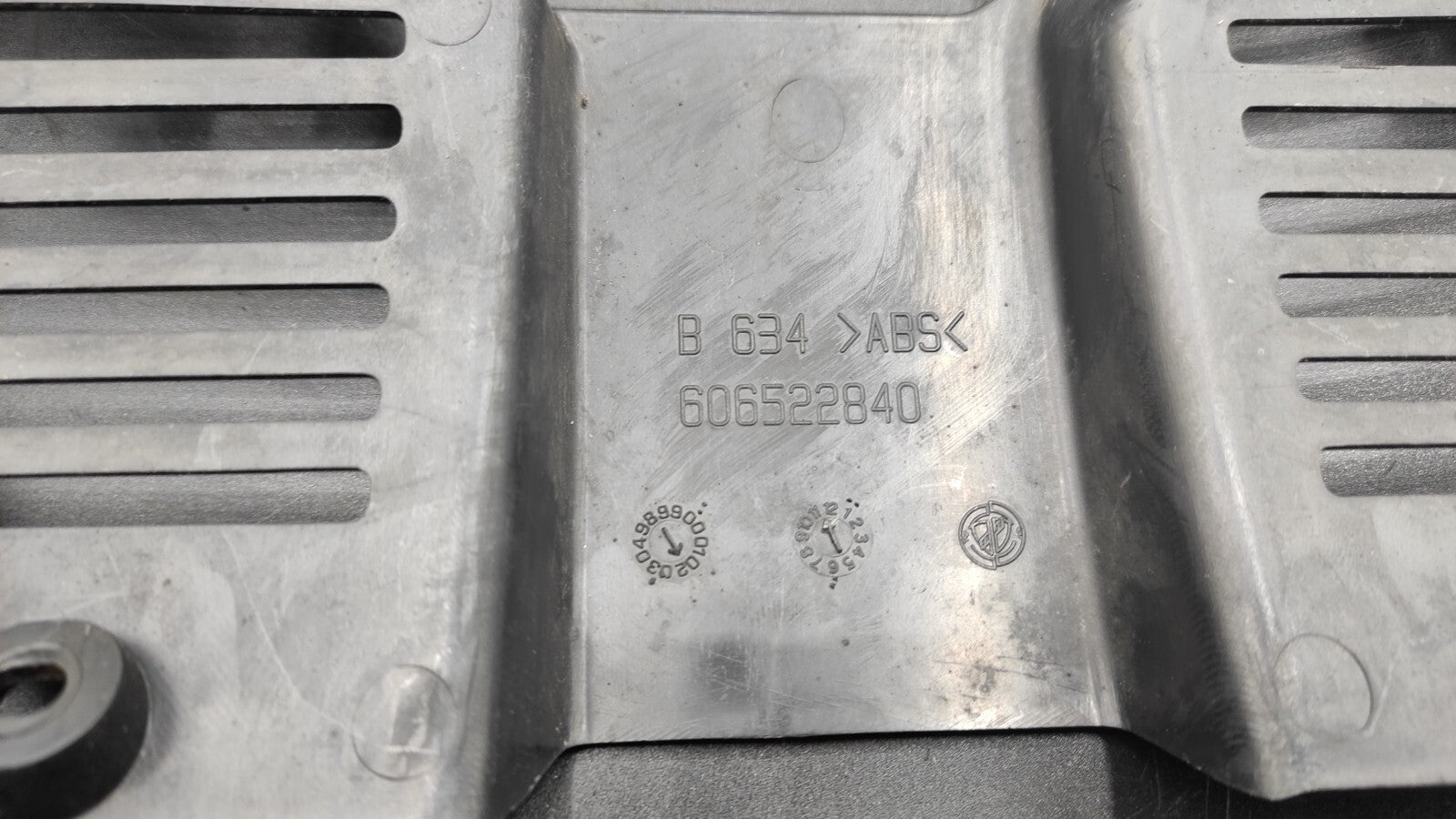 Alfa Romeo 166 2.4JTD 110kW 2002 Front Center Bumper Upper Grill 606522840