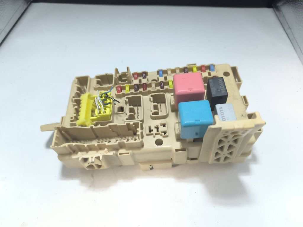 Toyota Avensis T250 2006 Diesel Fuse box module set 8264105040A 