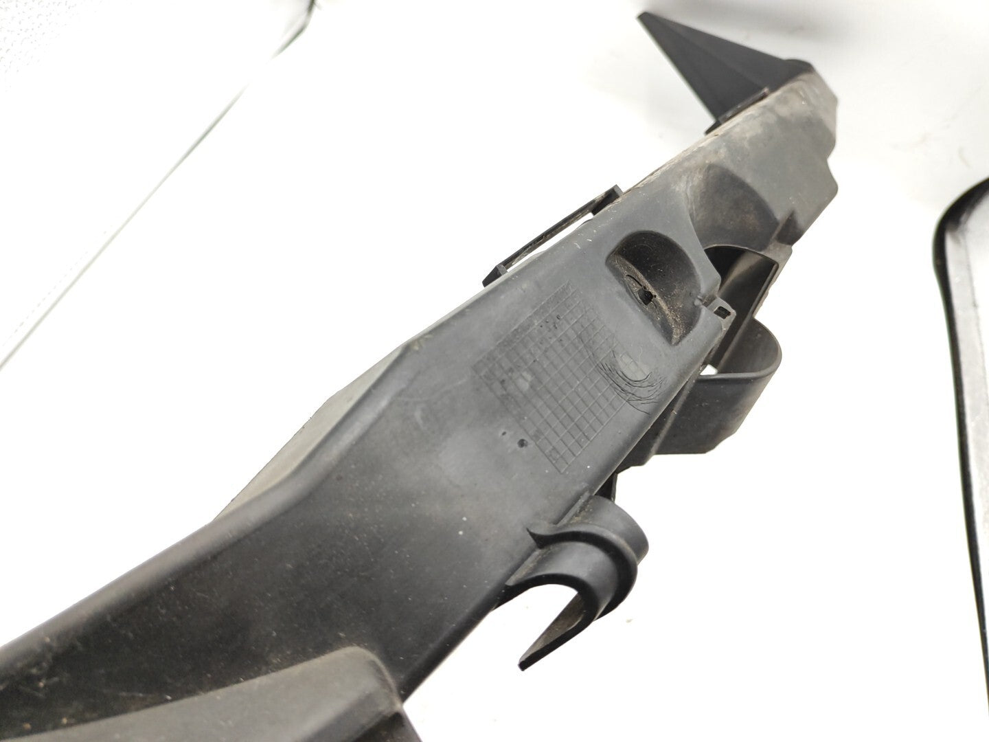 BMW E90 E91 330D 170kW 2006 Front Right Headlight Bracket 7116708 51647116708