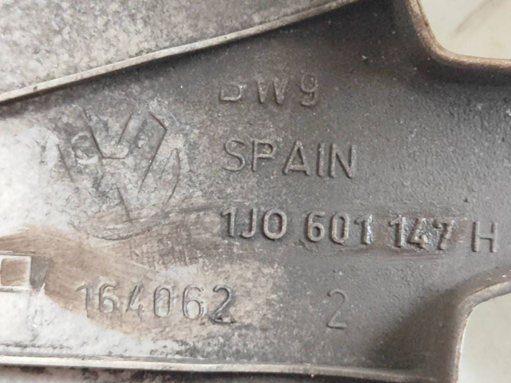 Volkswagen Golf IV 2001 R15 wheel hub cap trim 1J0601147H 