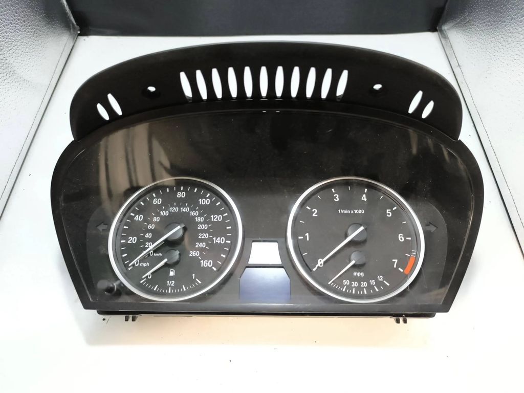62119177253 BMW 5 E60 E61 550i 2008 Petrol speedometer instrument cluster 