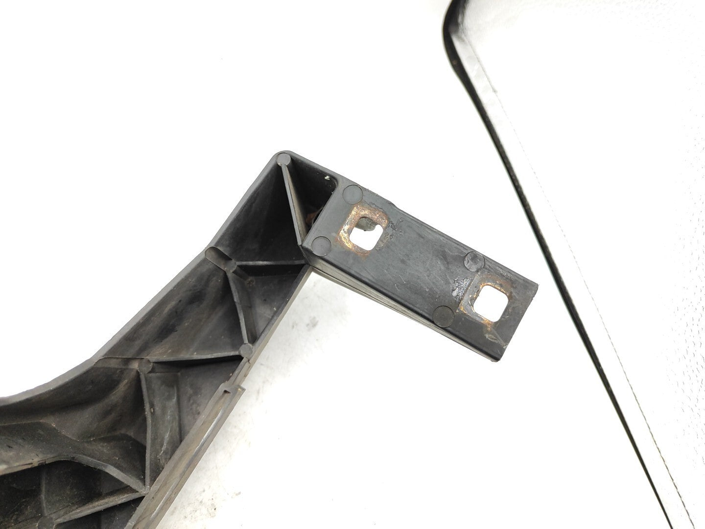 BMW E90 E91 330D 170kW 2006 Front Right Headlight Bracket 7116708 51647116708