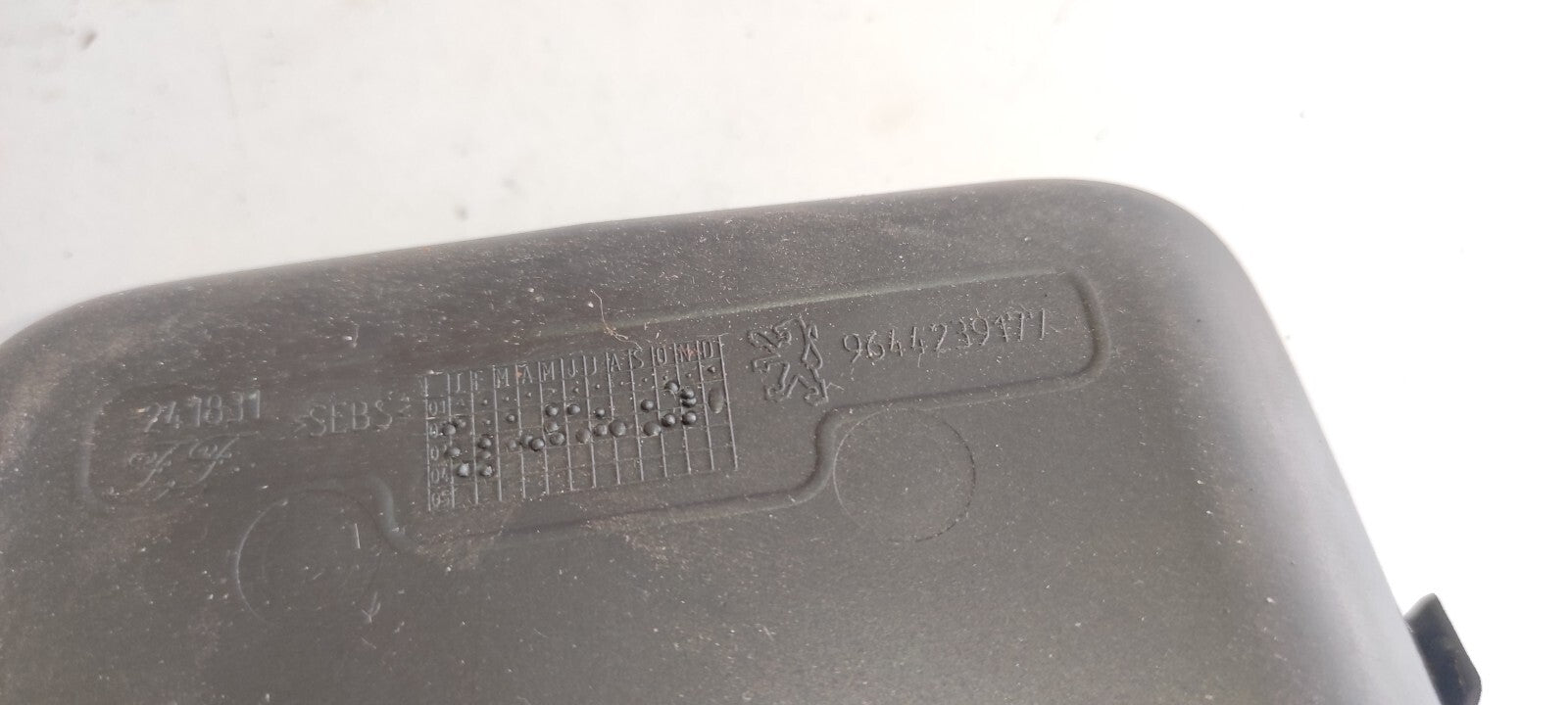 Peugeot 607 3.0i V6 2002 LHD Front Headlight Light Dust Cover 9644239177