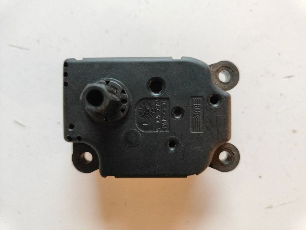 Ford Mondeo Mk III 2001 Air heater flap actuator motor 1S7H19E616AA 