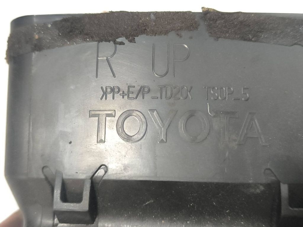 Toyota Avensis T250 2006 Front Right dashboard side air vent grill trim 