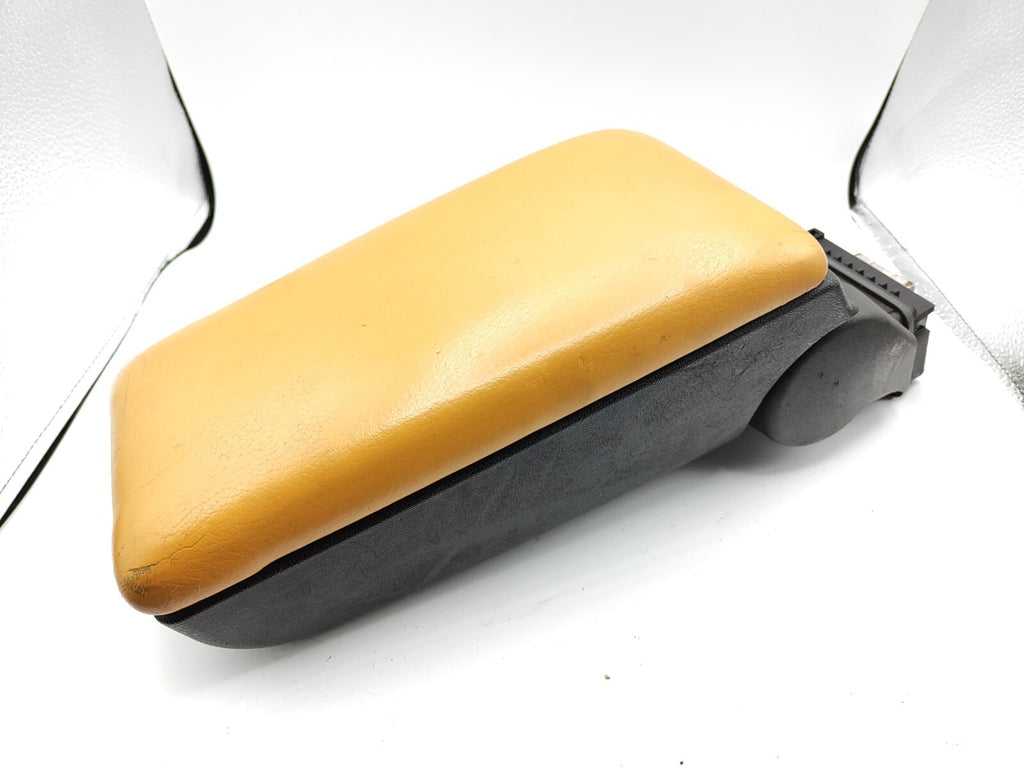 Alfa Romeo GT 1.9JTD 110kW 2006 Center Console Leather Armrest Yellow