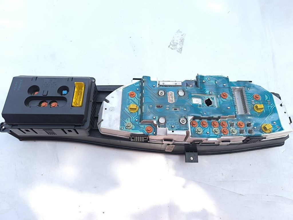 90565738 Opel Omega B1 1999 Diesel speedometer instrument cluster 
