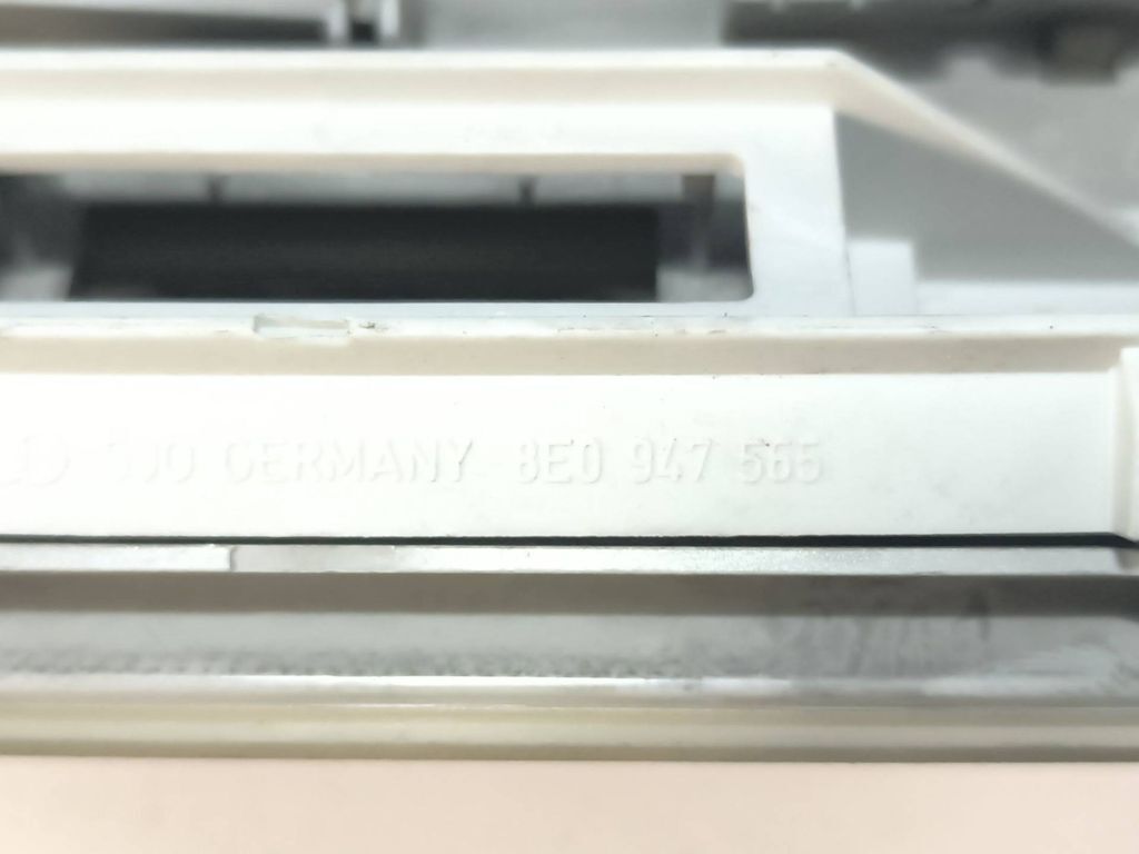 Audi A4 S4 B6 8E 8H 2002 front seat dome reading light 8E0947565 