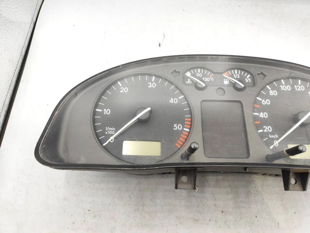 3B0919880D Volkswagen PASSAT B5 1997 speedometer instrument cluster 