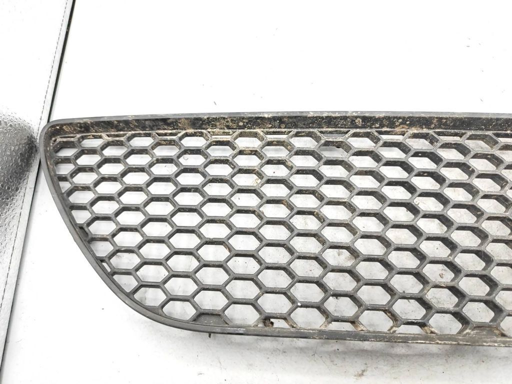 Alfa Romeo 147 1.9JTD 88kW 8V FL 2007 Front right bumper lower grill 