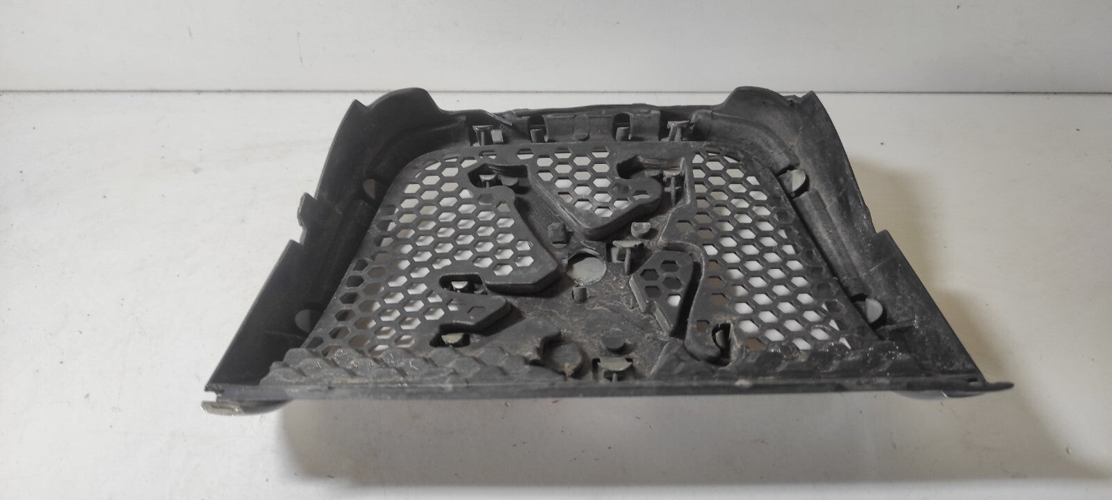 Peugeot 607 3.0 V6 2002 Front Bumper Logo Emblem 9638055177