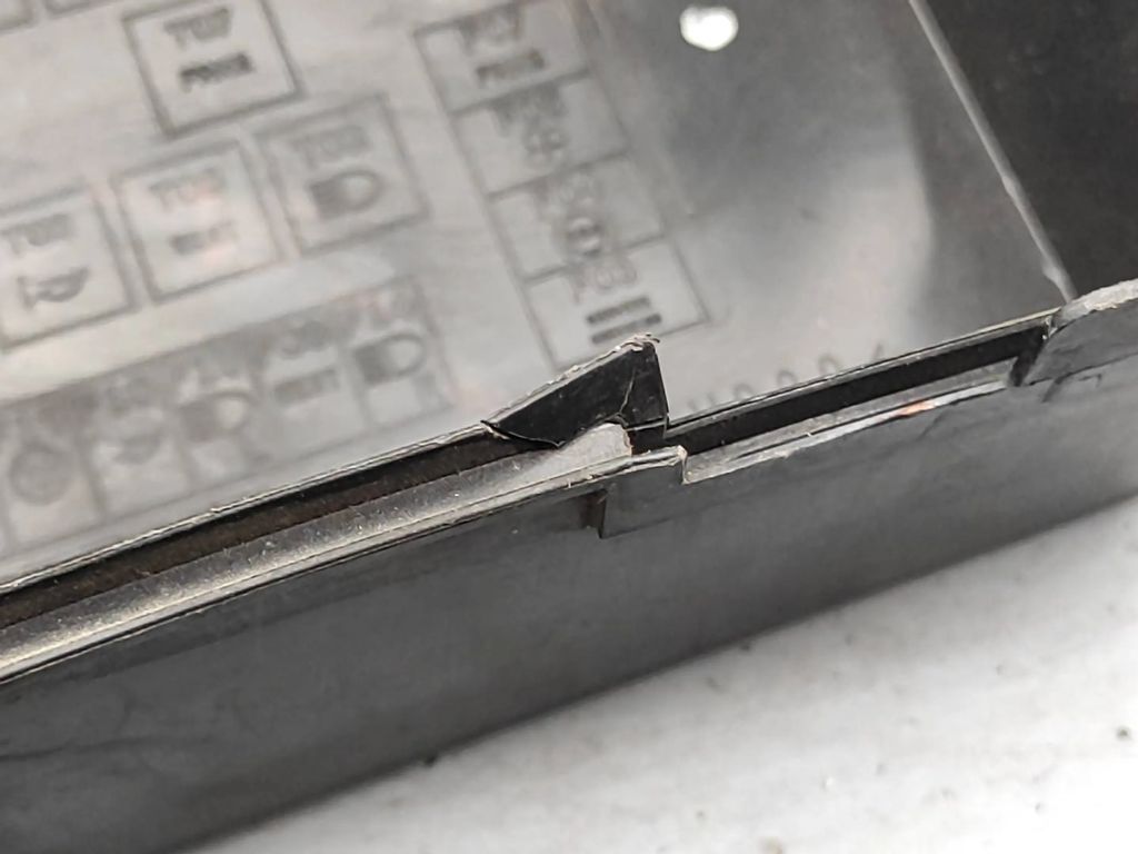 Alfa Romeo 147 1.9JTD 88kW 8V FL 2007 Fuse box cover 1149807 