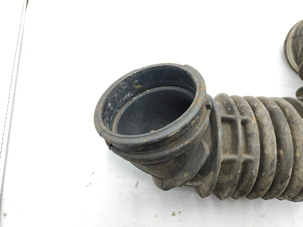 Ford Focus MK1 1.6i 74kW 2001 Engine Air Intake Pipe Hose 98AB9R504AD