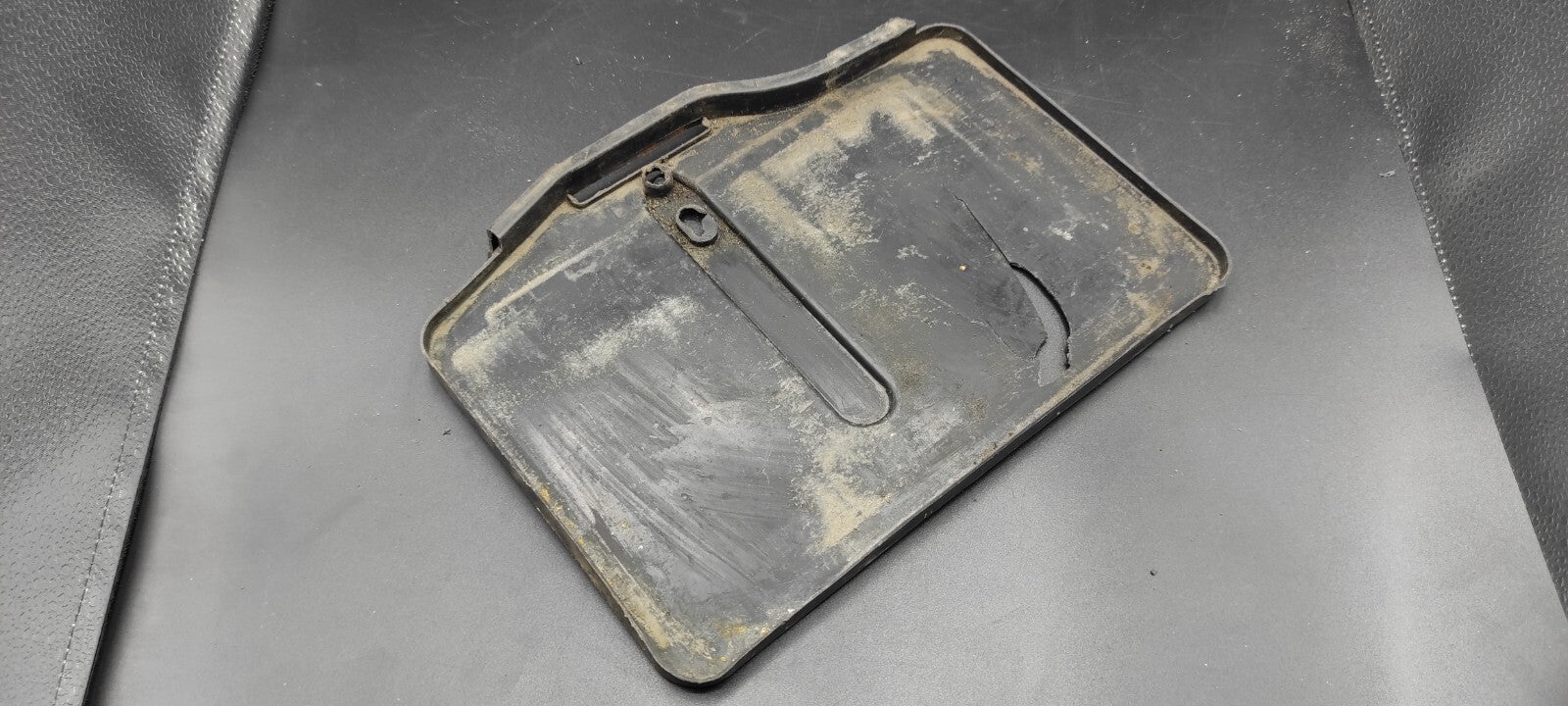 Alfa Romeo GT 2.0JTS 122kW 2004 Engine Bay Battery Mount Pad