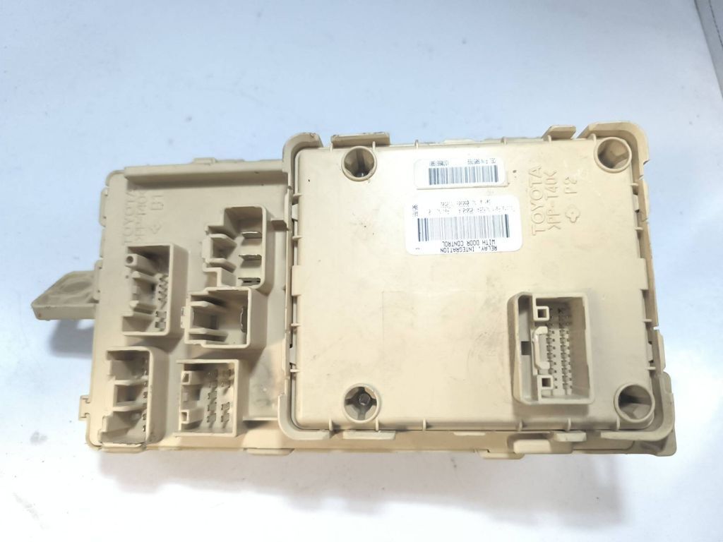 Toyota Avensis T250 2006 Diesel Fuse box module set 8264105040A 
