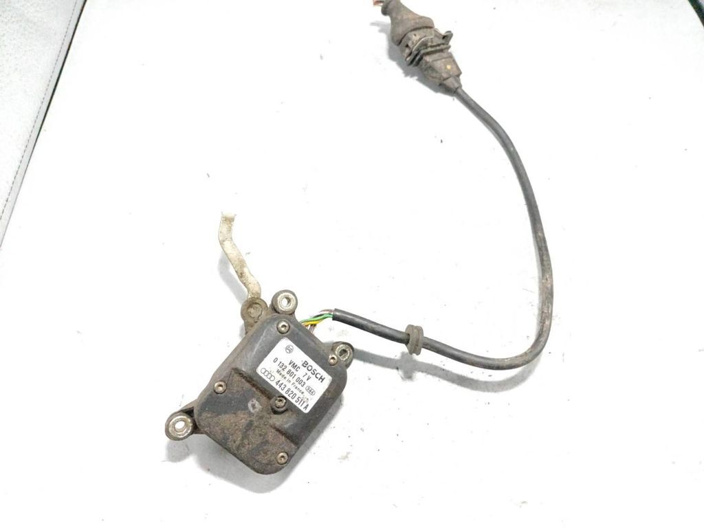 Audi 100 S4 C4 1993 Interior Air heater flap actuator motor 443820511A 
