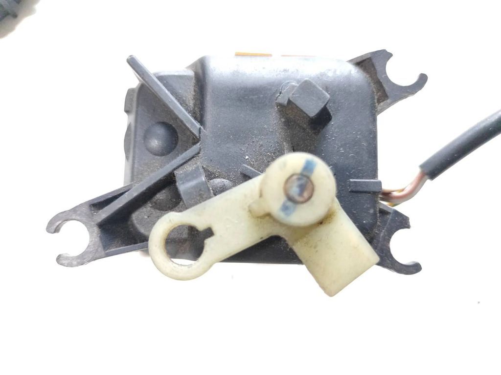 Audi A6 S6 C4 4A 1995 Air heater matrix flap actuator motor 443820511A 