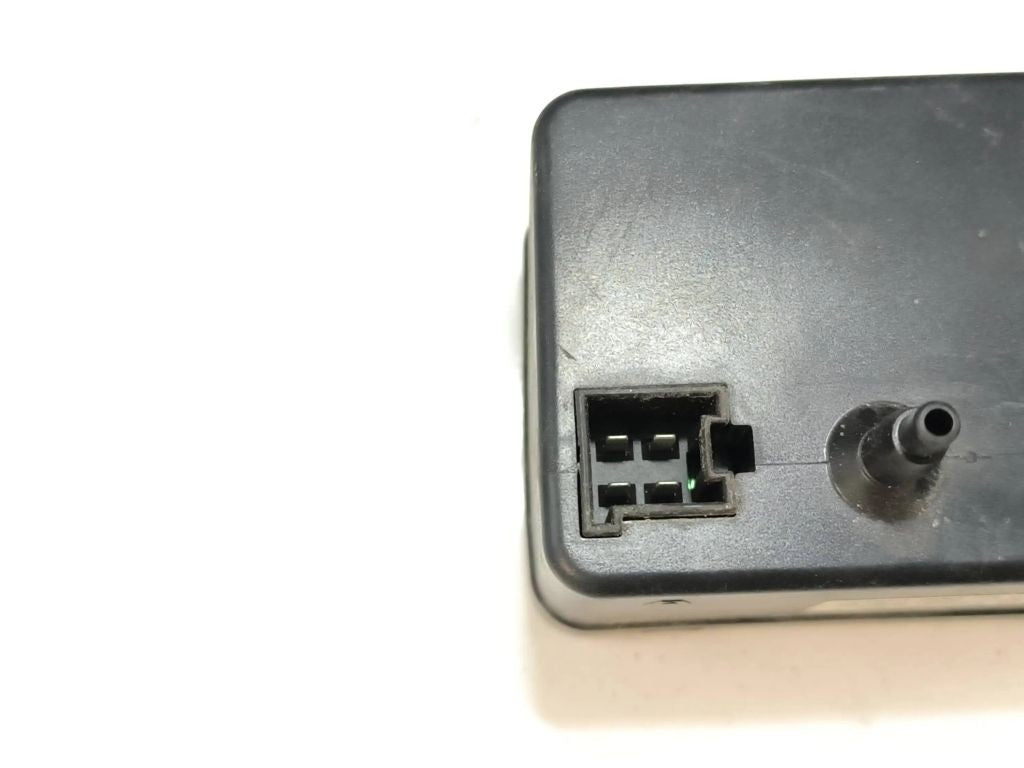 Mercedes-Benz E W211 2003 Central lock vacuum pump 0008002548 