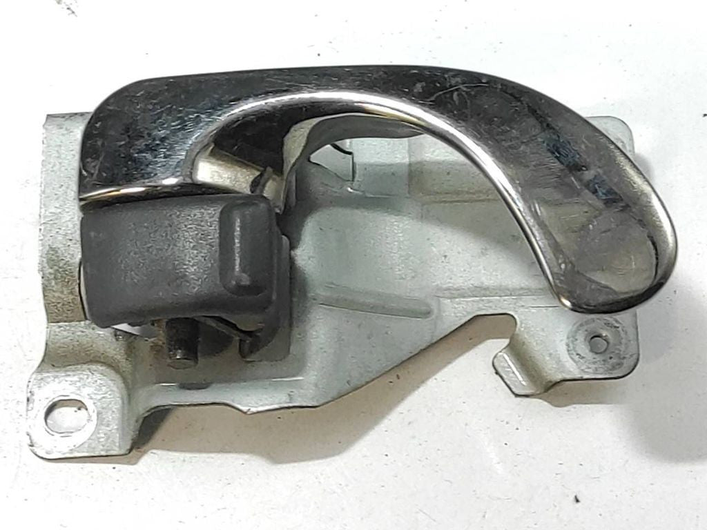 Mitsubishi Galant 2.0i 100kW 1998 front right door interior handle 
