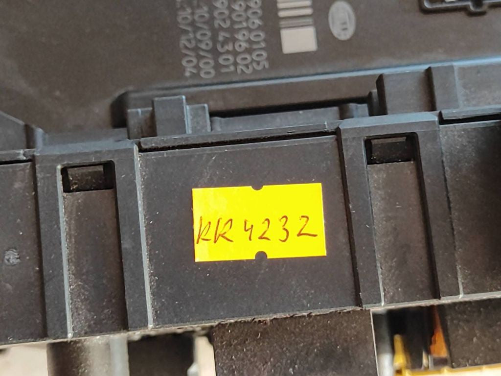 Mercedes-Benz C W204 2011 Fuse module 2049060105 