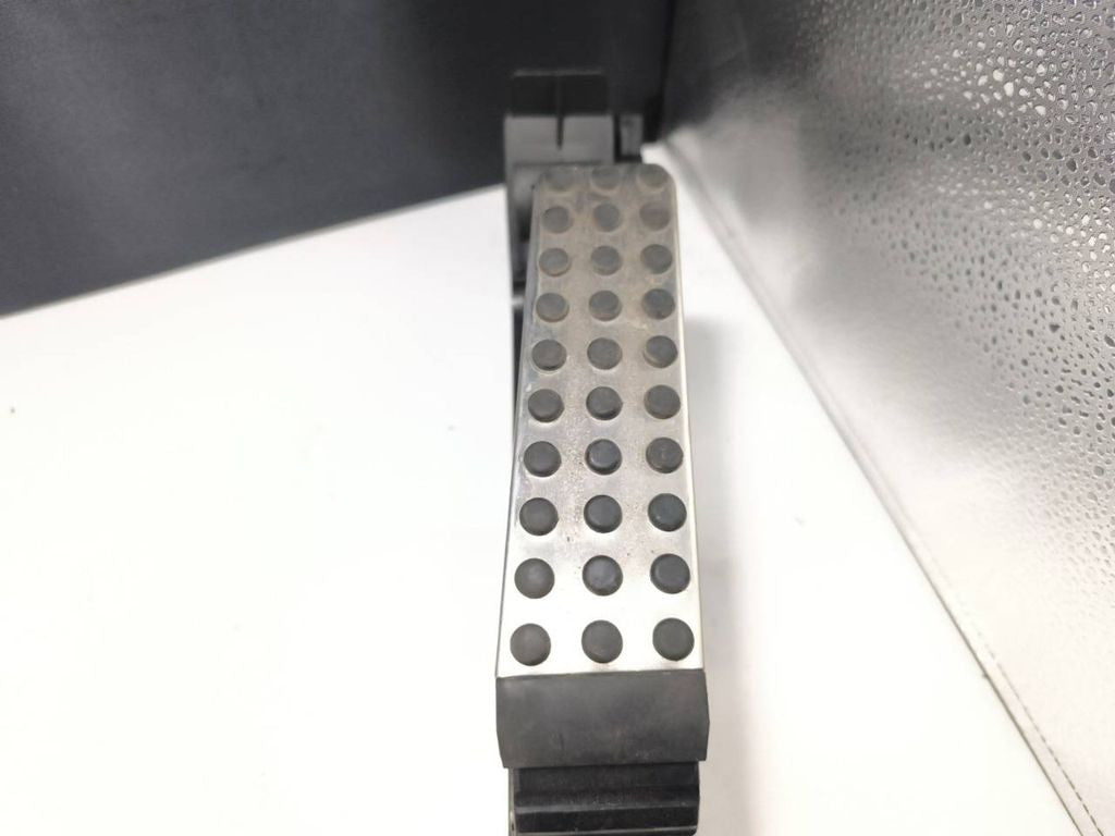 Mercedes-Benz SLK R171 2005 accelerator throttle pedal A1703000404