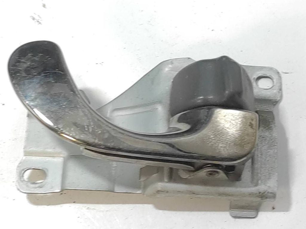 Mitsubishi Galant 2.0i 100kW 1998 front right door interior handle 